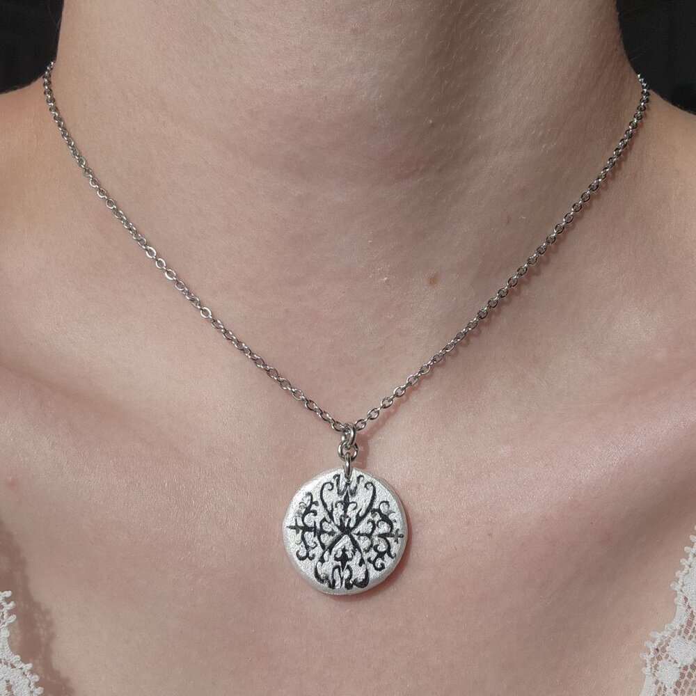 Victorian gothic thorns silver circle pendant necklace - Picture 11 of 13
